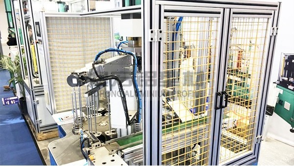 工業(yè)級鋁型材圍欄：在嚴(yán)苛環(huán)境下的長期性能解析